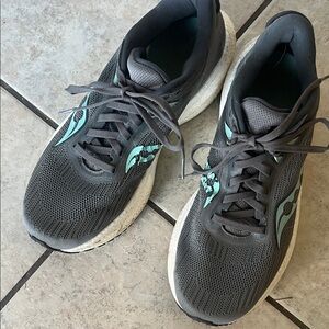 Saucony Women's Triumph 21 running/ walking shoes